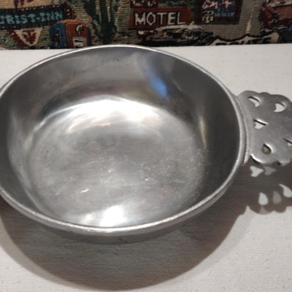 Vintage Wilton bicentennial Armetale Plough Tavern Double Handled Porringer Bowl - Picture 3 of 12